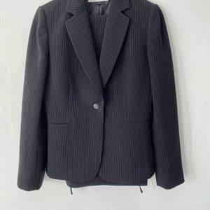 EUC TAHARI WOMENS PINSTRIPE SUIT SIZE 4
